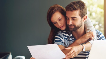 pareja revisando opciones para invertir