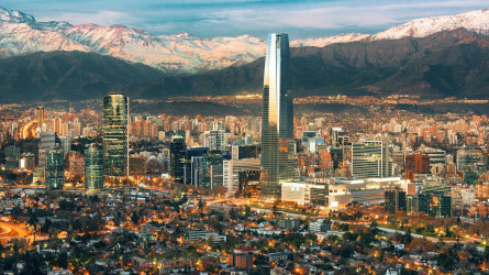 santiago de chile con la cordillera en el horizonte