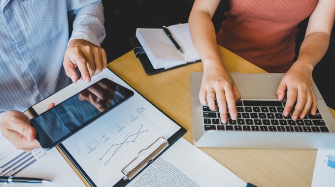 Personas trabajando con computador y tablet