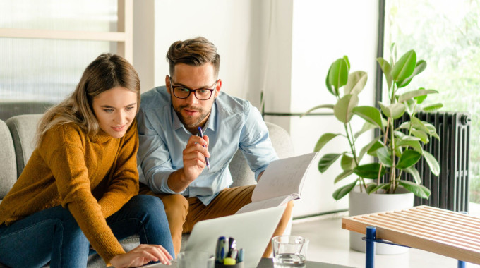 pareja joven conversando acerca de su futuro