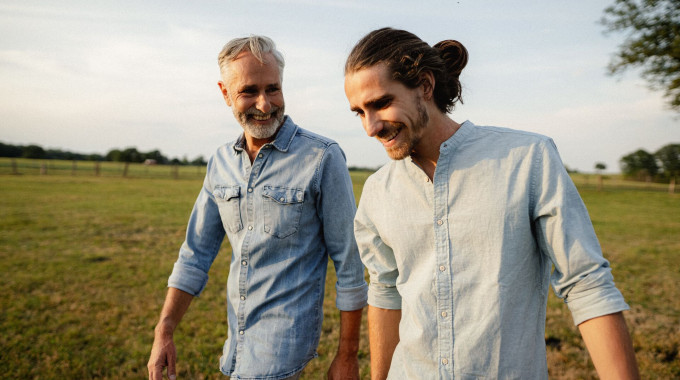 padre de mediana edad e hijo joven