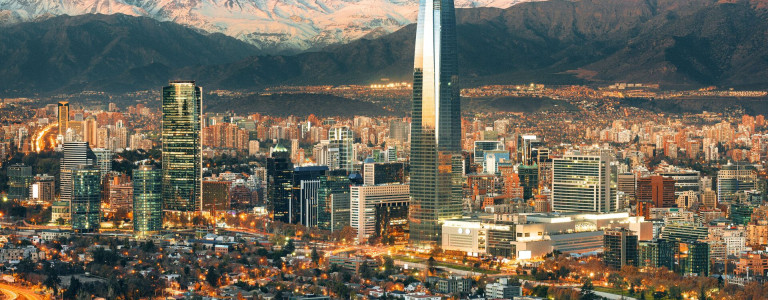 santiago de chile con la cordillera en el horizonte